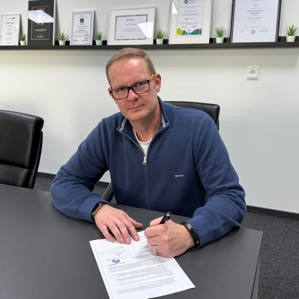 refactory führt erfolgreichen Teilexit bei BVC durch 3 bvc aaronbush vertragszeichnung 1 1